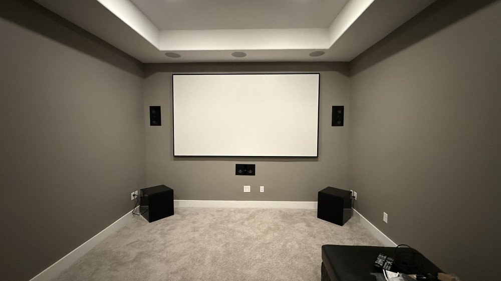 A dedicated theater with projection, speakers and connected audiovisual equipment.